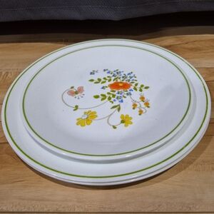 Corelle Wildflower, 2 dinner plates and 2 medium plates